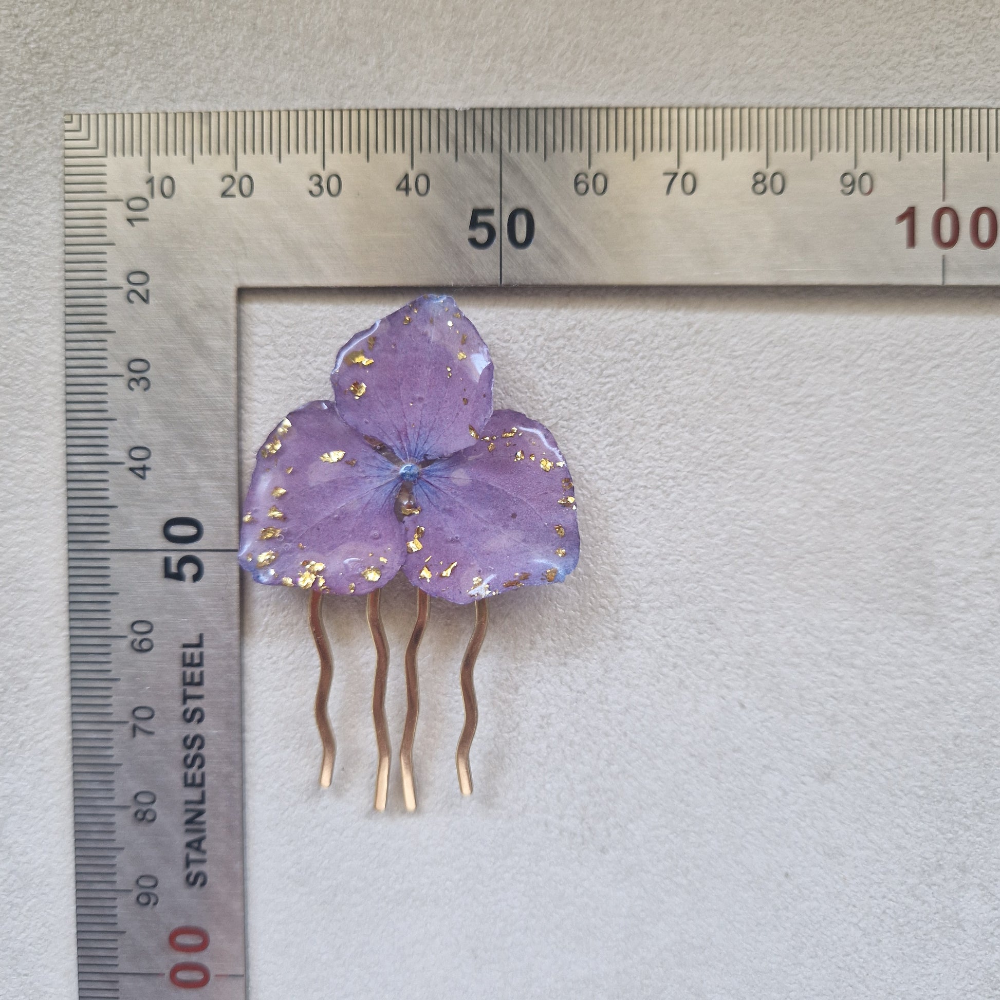 accesoriu de păr auriu hortensie mov cu foiță aurie