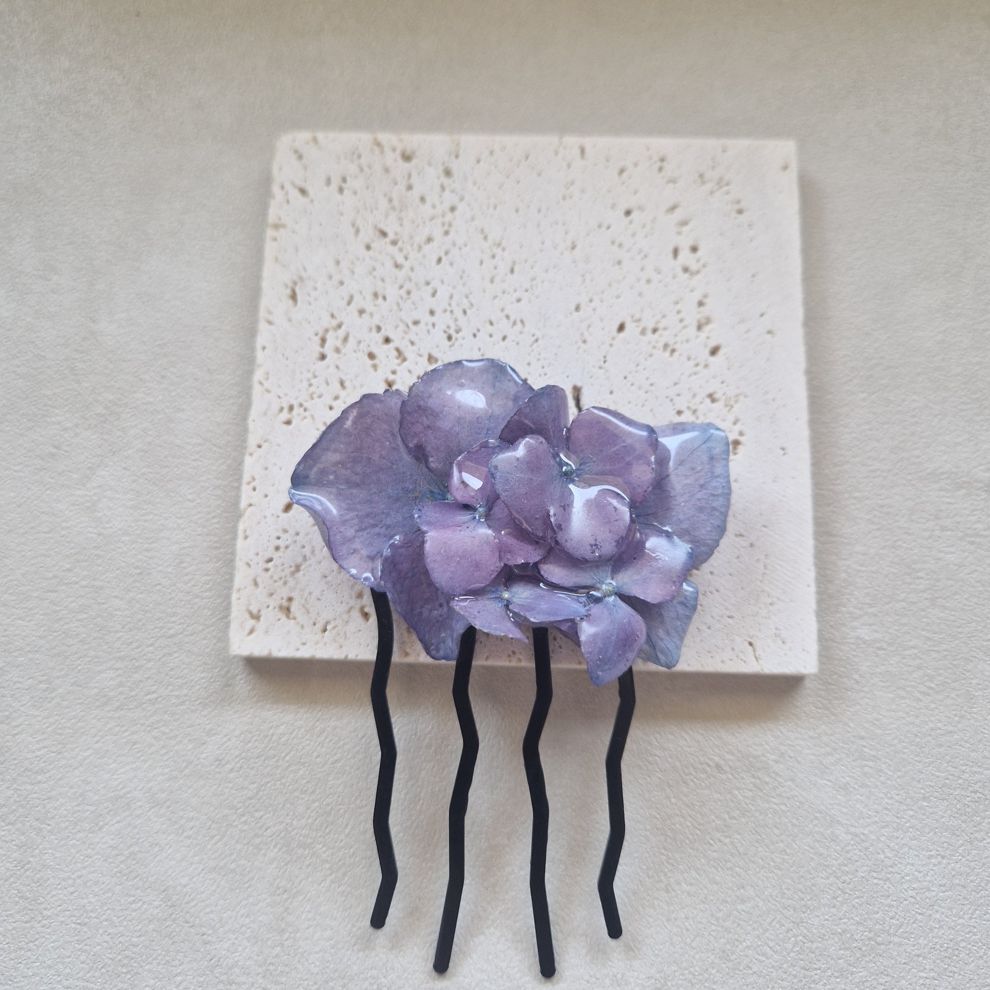 accesoriu de păr negru cu mov hortensie naturală