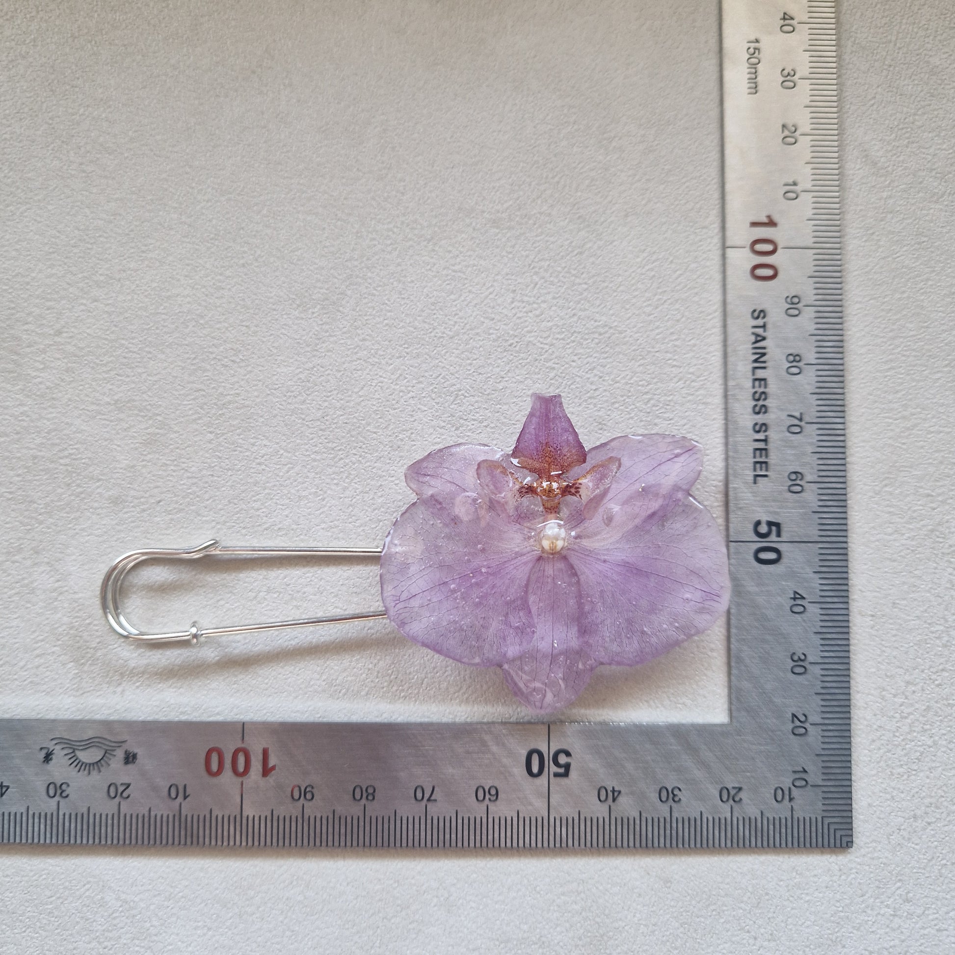Brosa argintie floare naturala handmade orhidee mov rasina