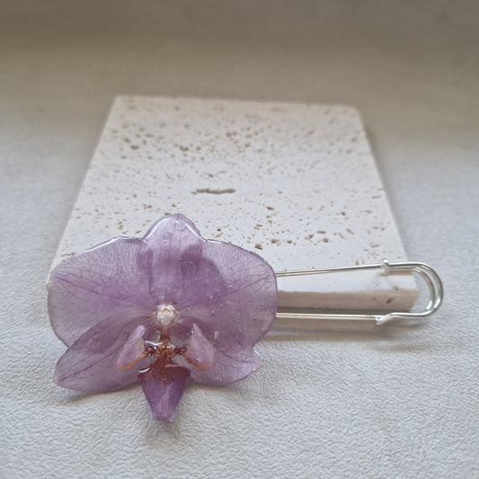 Brosa argintie floare naturala orhidee mov