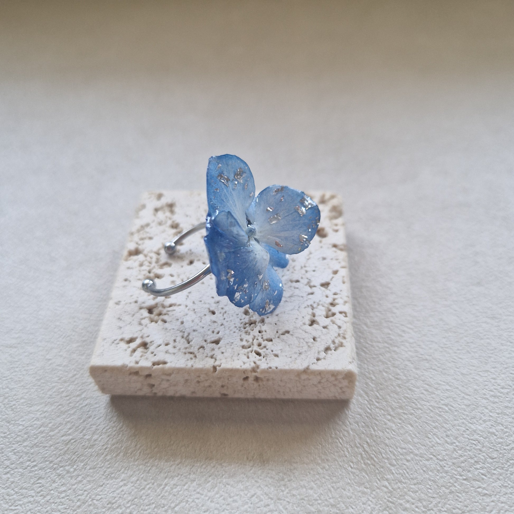 inel handmade floare bleu argintie