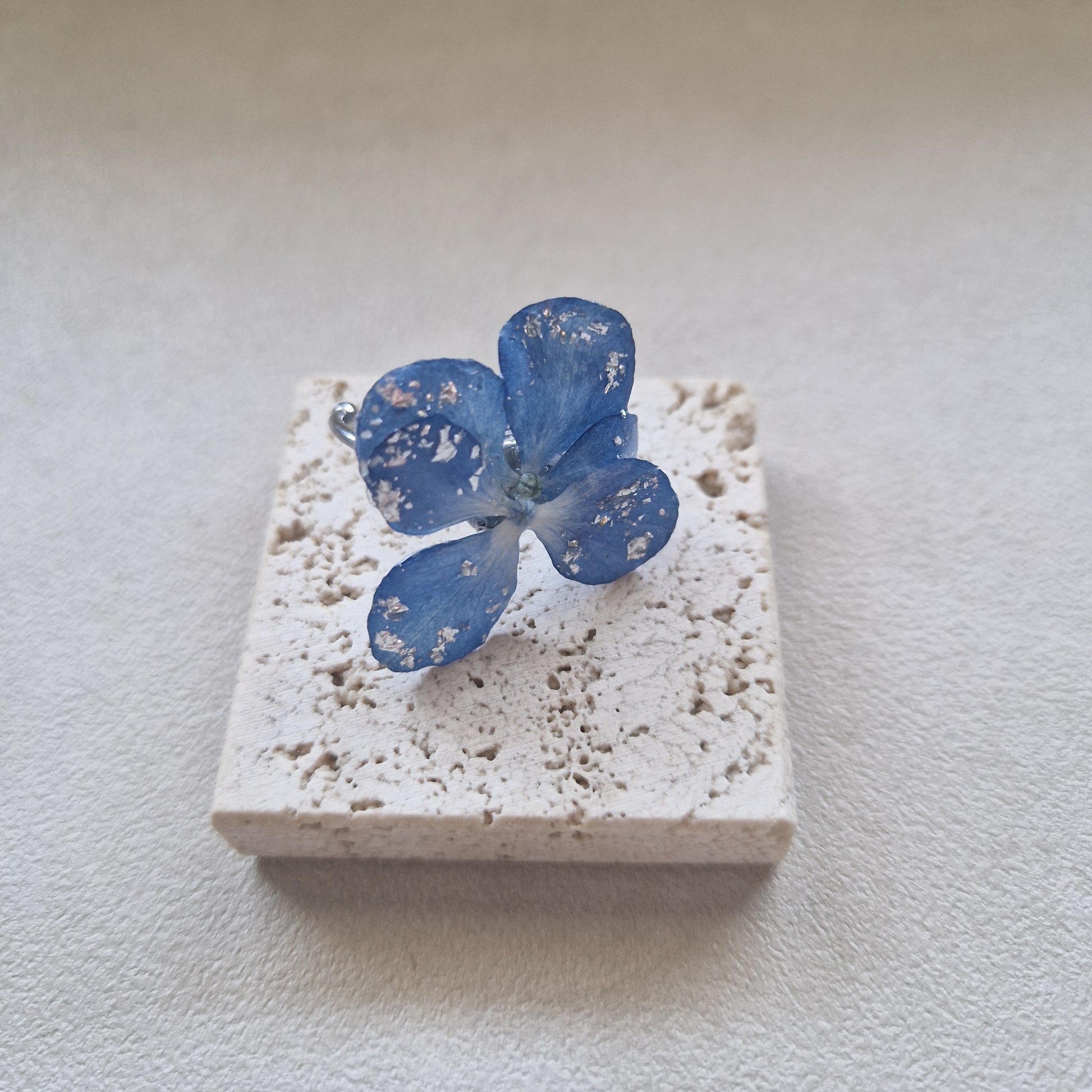 inel handmade hortensie albastra