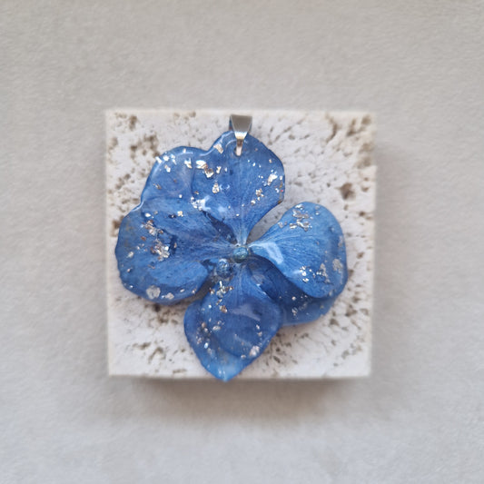 pandantiv handmade hortensie albastra si argintie