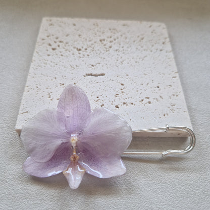 Broșă orhidee- Gest elegant
