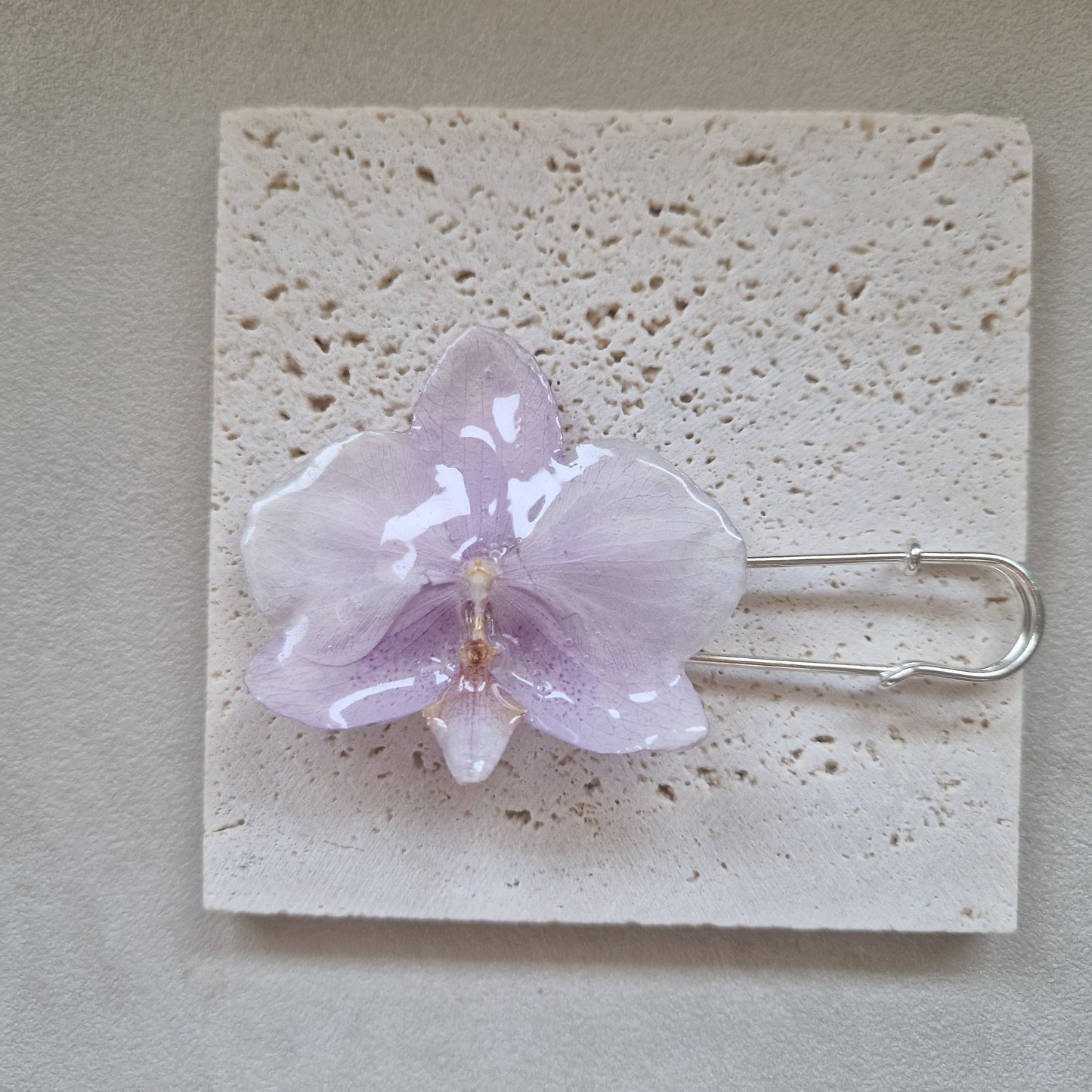 Broșă orhidee- Gest elegant