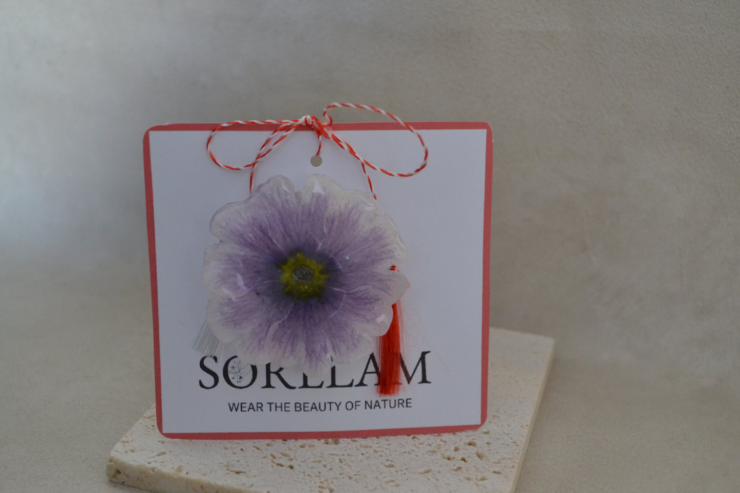 Broșă primula - O liniște prinsă în culori