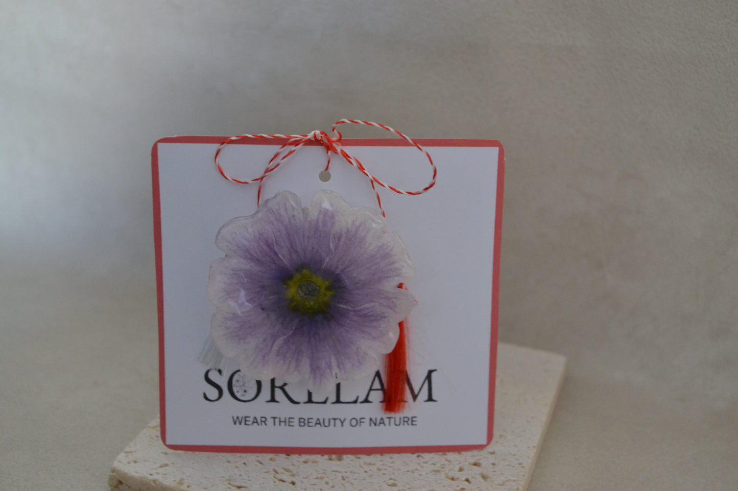 Broșă primula - O liniște prinsă în culori