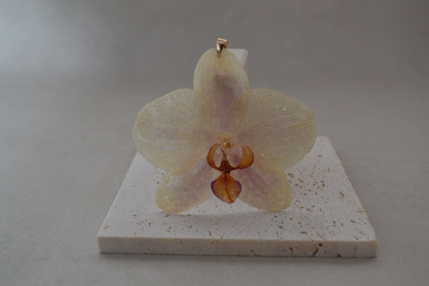 Pandantiv orhidee - Eleganță timidă