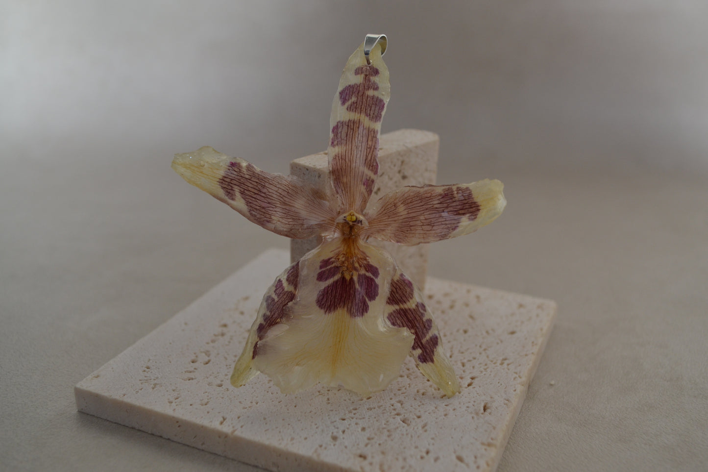 Pandantiv orhidee- Gând african