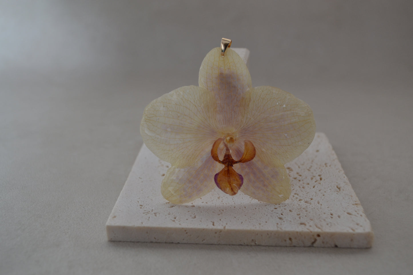 Pandantiv orhidee - Eleganță timidă