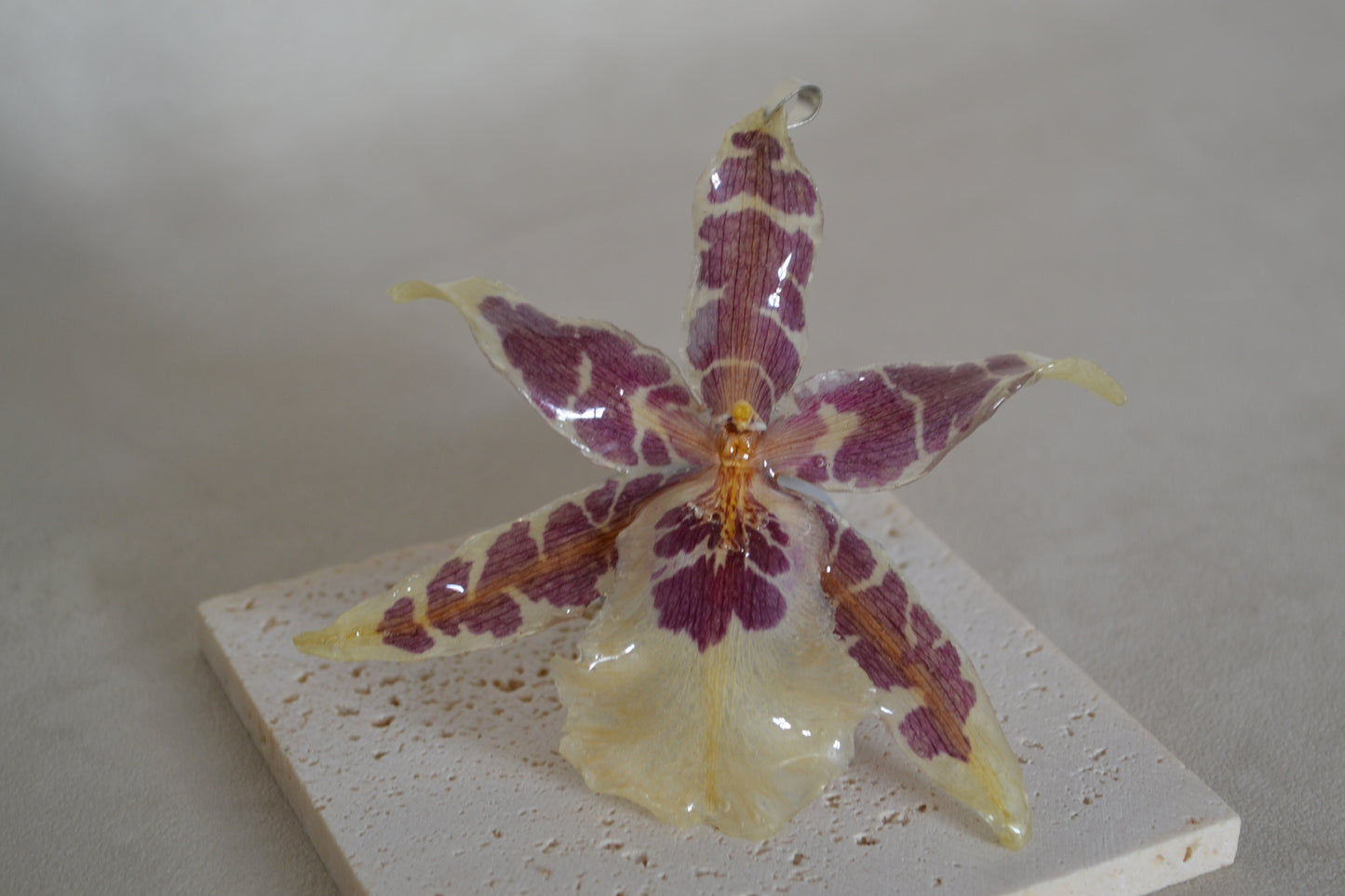 Pandantiv orhidee- Floare pictată de natură