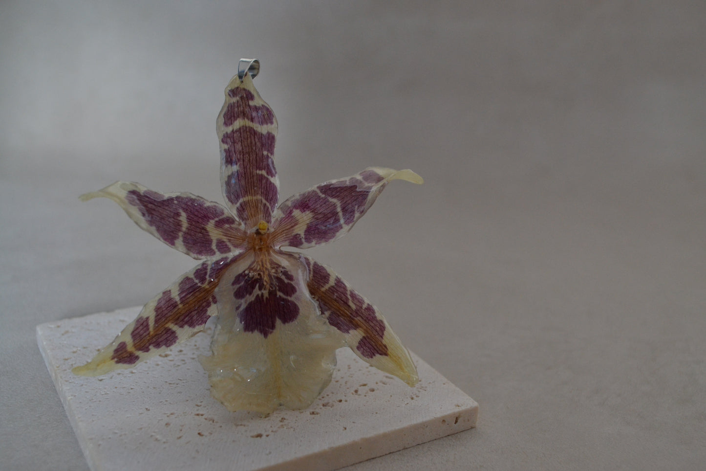 Pandantiv orhidee- Floare pictată de natură