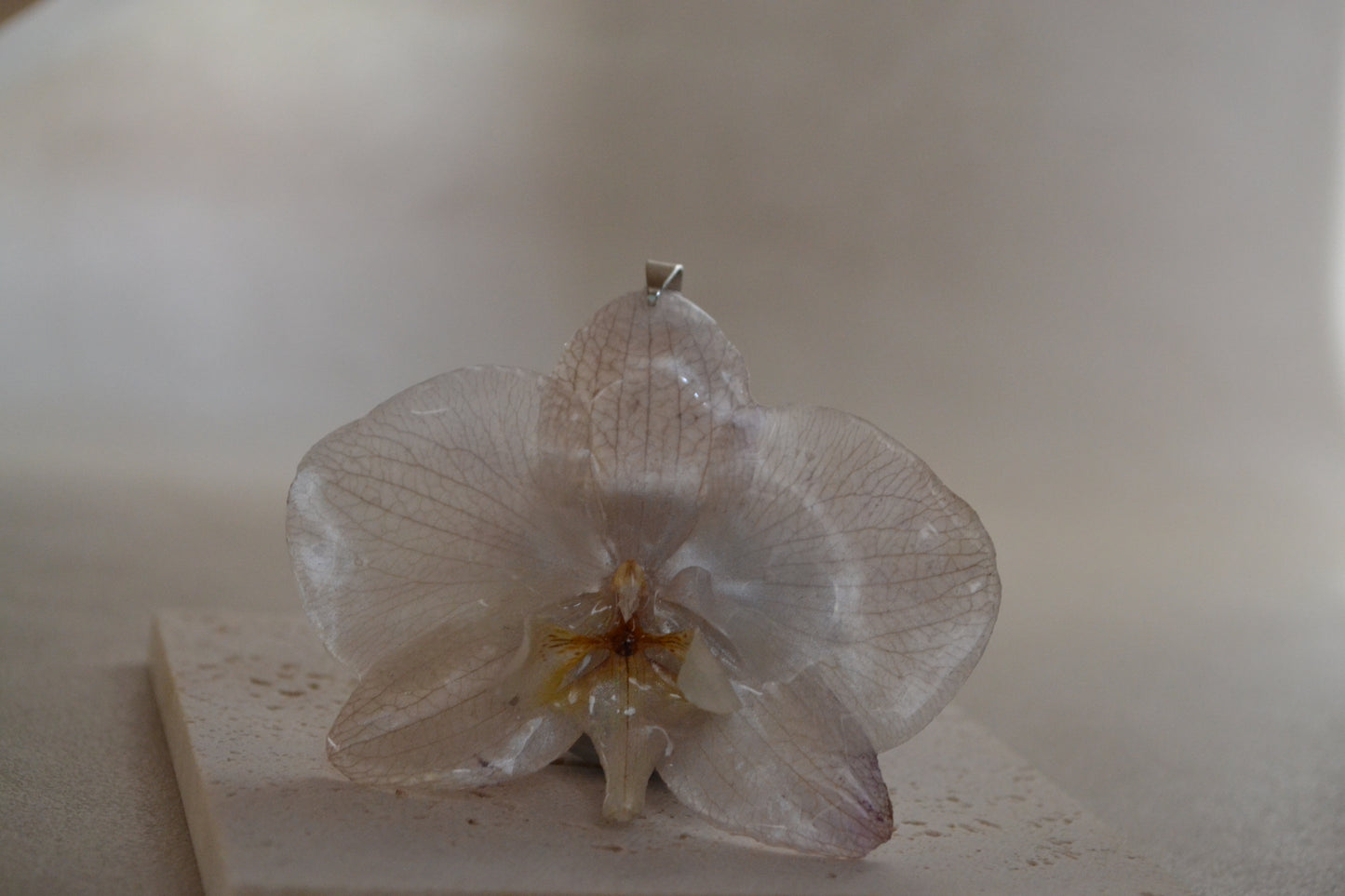 Pandantiv orhidee - Strălucire naturală